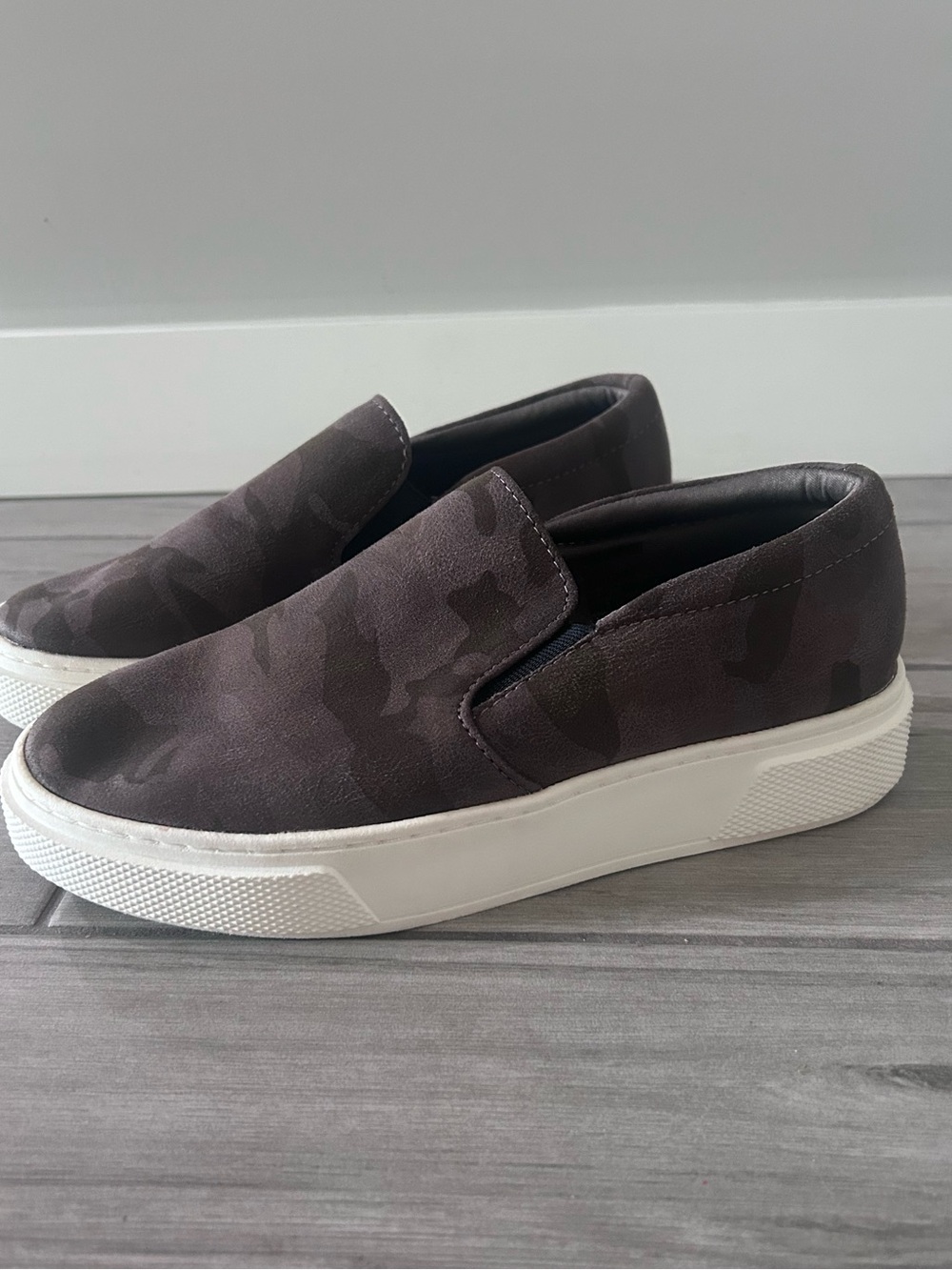 Women’s Arizona Symphony Slip on shoe in brown suede camo size 7